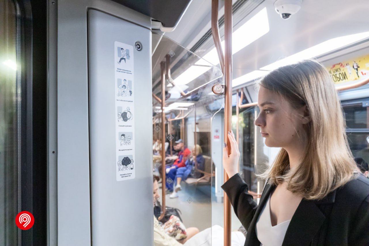 В метро Москвы и на МЦК обновили плакаты и наклейки о вежливом поведении