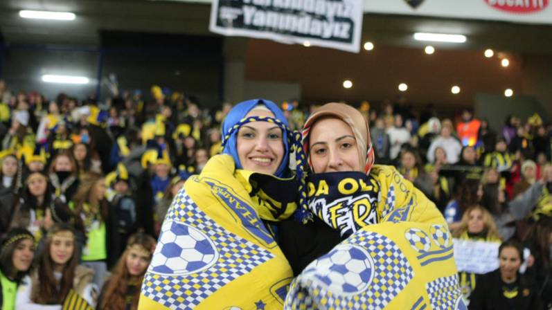 В Иране впервые за 44 года женщинам разрешили посещать футбольные матчи