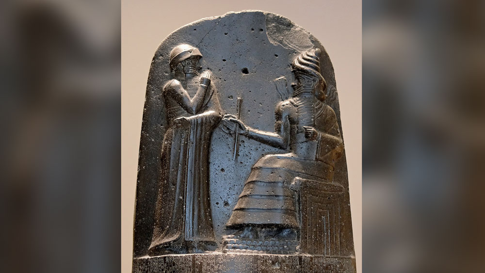 Царь Хаммурапи (слева) и солнечный бог Шамаш (рельеф верхней части столба Свода законов), Лувр. Фото © Wikipedia / Luestling