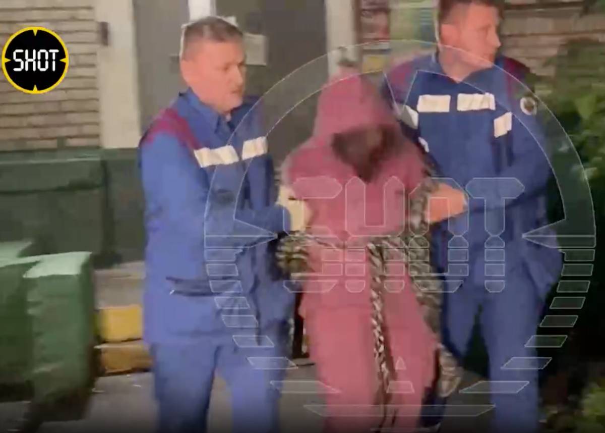 Лайф публикует видео, как врачи выводят из дома зарезавшую 10-месячного сына москвичку