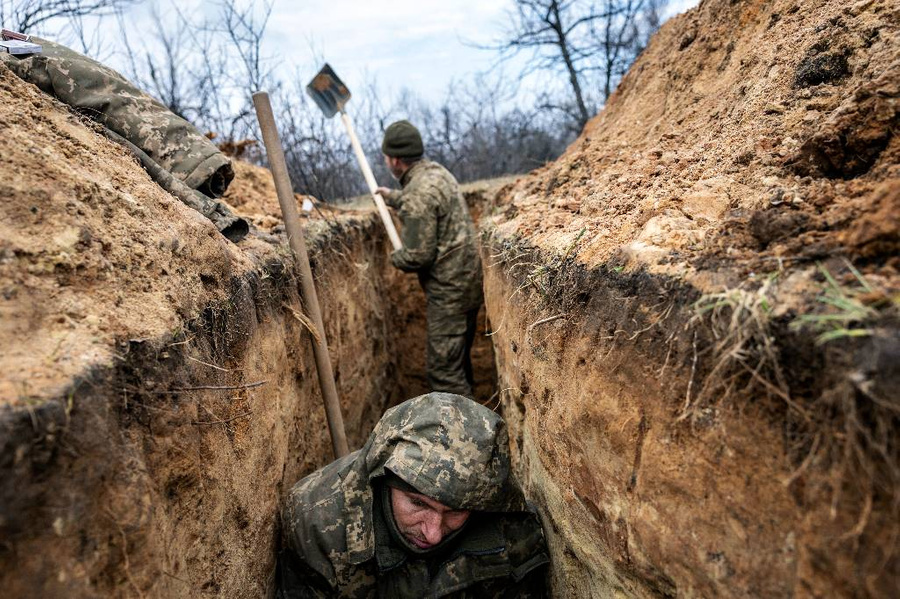 Украинский пехотинец из 28-й бригады укрывается в частично вырытой траншее вдоль линии фронта. Фото © Getty Images / John Moore