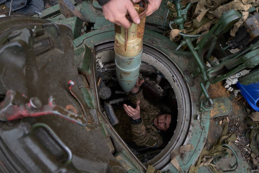 Солдаты первой украинской танковой бригады перезаряжают танк боеприпасами. Фото © Getty Images / Pierre Crom 