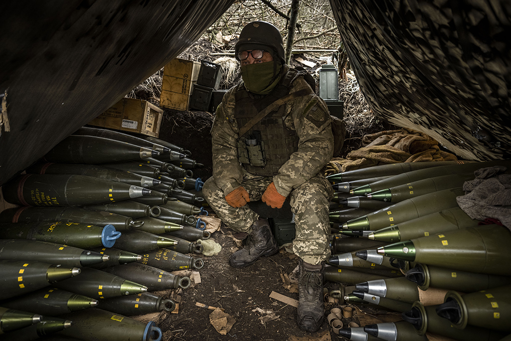 Украинский военнослужащий на своей артиллерийской позиции. Фото © Getty Images / Anadolu Agency