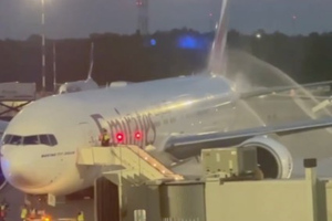 Появилось видео тушения Boeing 777 авиакомпании Emirates, загоревшегося в Пулково