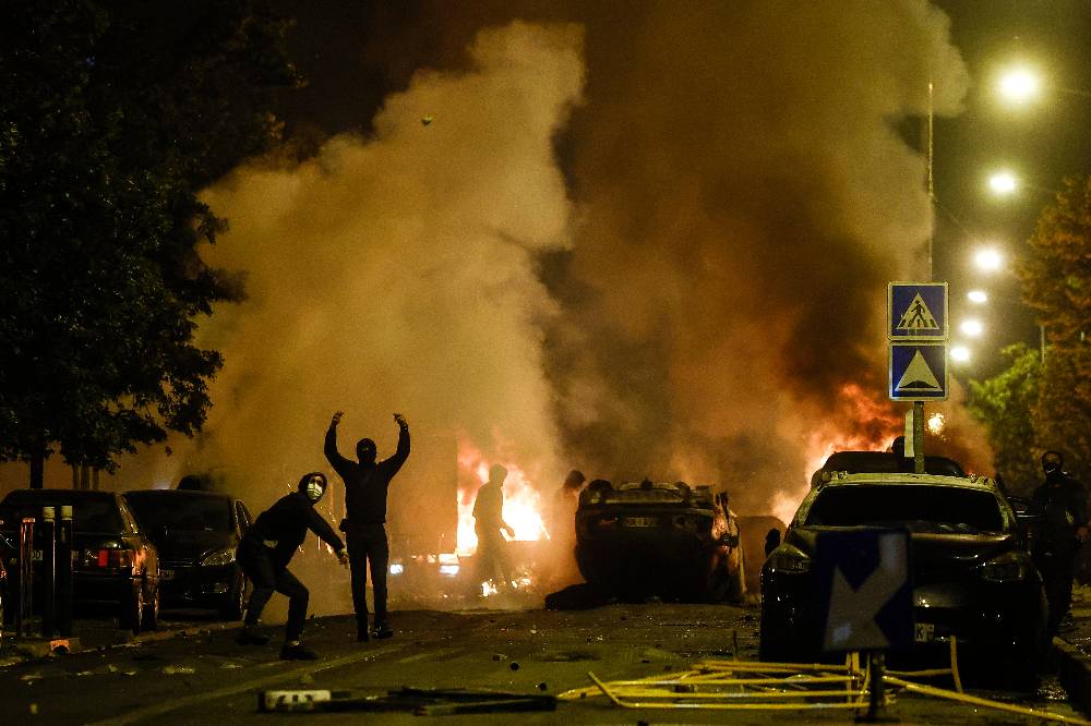 Власти Франции развернут бронетехнику жандармерии из-за беспорядков