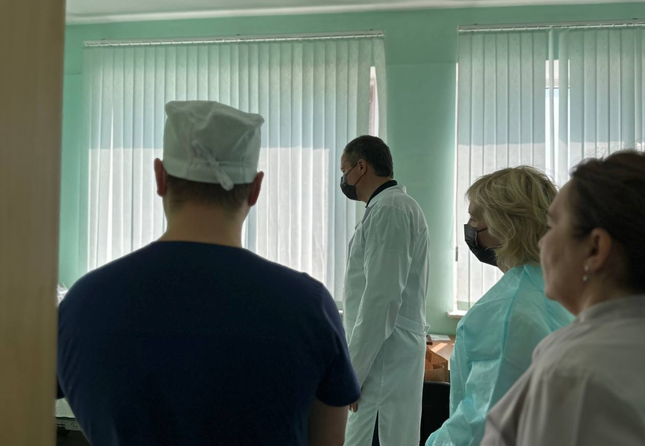Губернатор Белгородской области посетил в больнице детей, раненных при обстреле ВСУ  в Соболевке. Фото © t.me / Настоящий Гладков