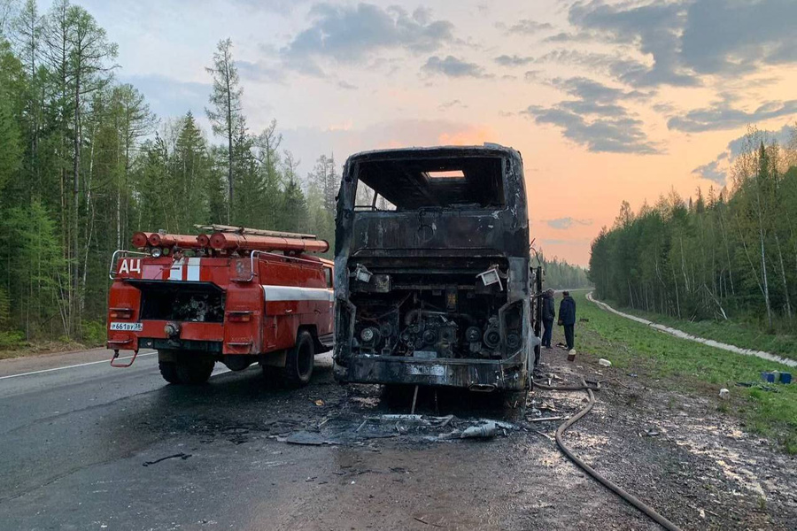 Пассажирский автобус сгорел на 343-м километре автодороги А331 "Вилюй". Обложка © Telegram / МВД38