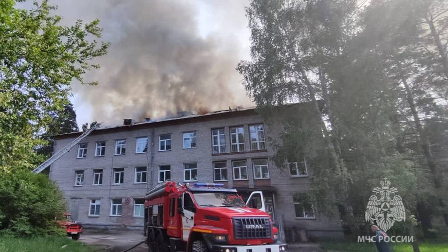 Работа спасателей на месте возгорания кровли больницы в Новосибирске. Обложка © Telegram / ГУ МЧС России по Новосибирской области