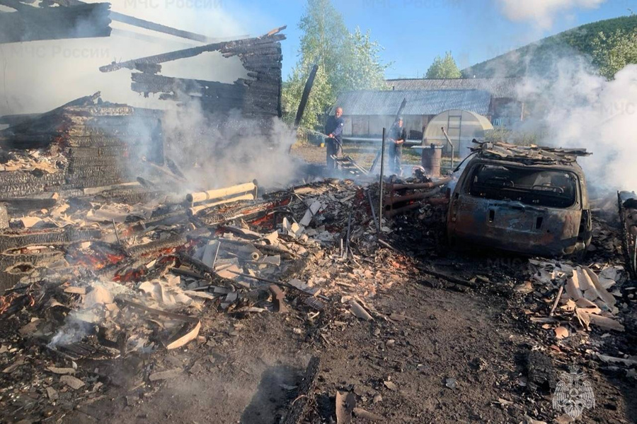 Место пожара, где погибли женщина и её ребёнок. Фото © ГУ МЧС по Амурской области