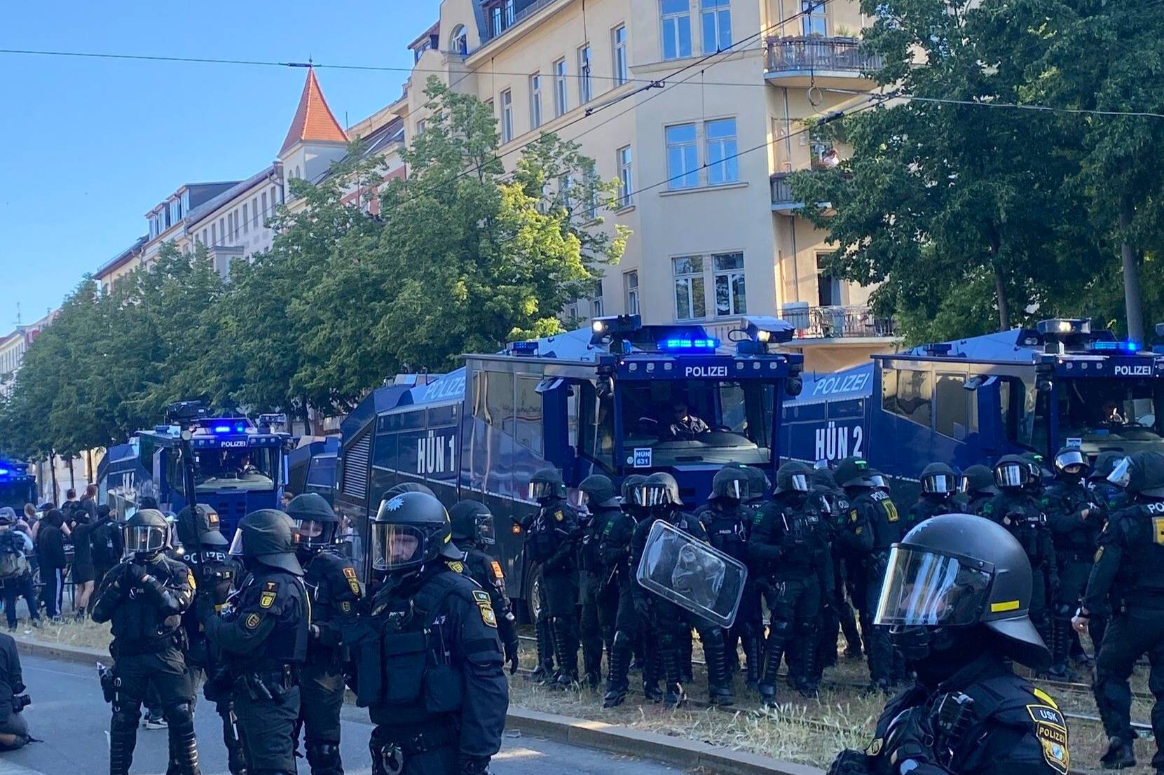 Полсотни полицейских пострадали в жёсткой стычке с левыми радикалами в Германии