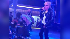Солист Quest Pistols и автор хита "Я устал" рухнул со сцены на концерте в Молдавии