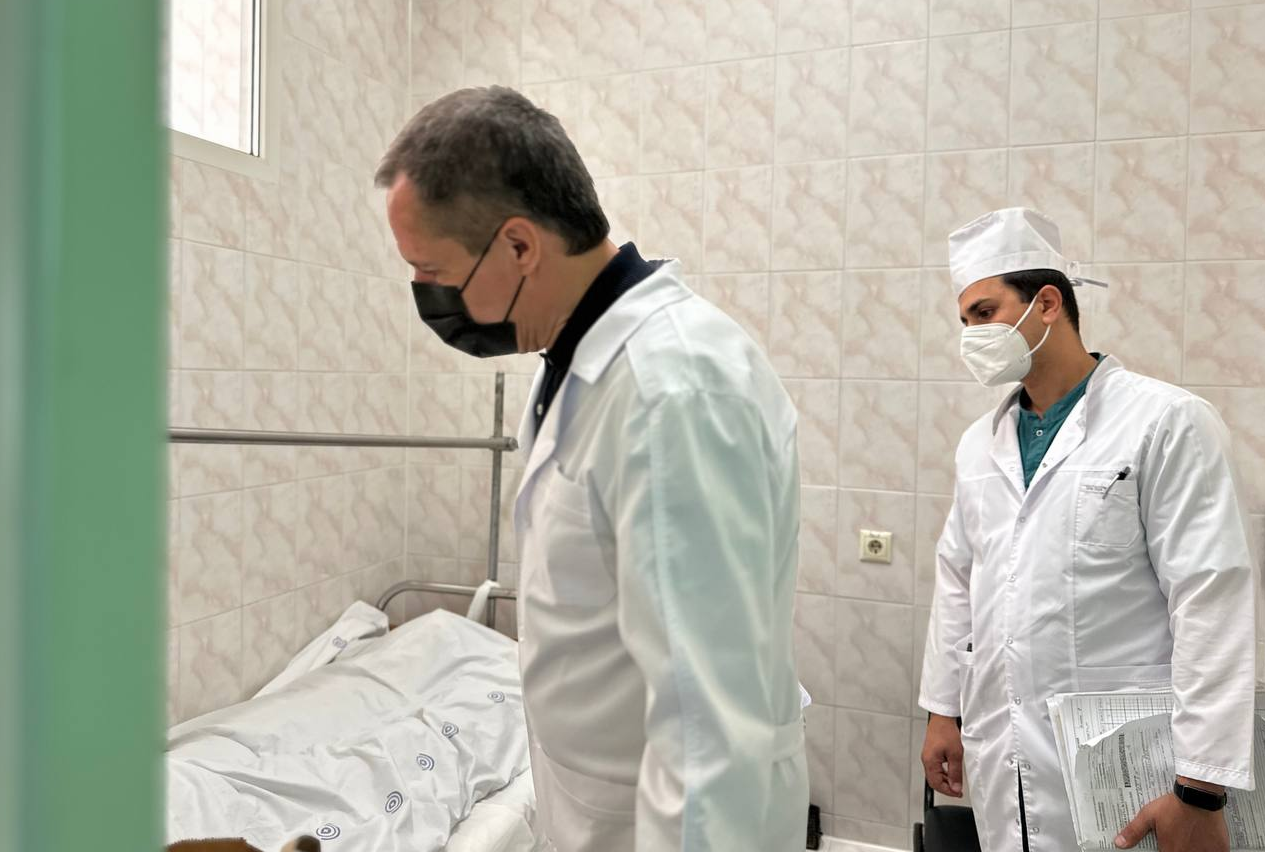 Губернатор Белгородской области посетил в больнице детей, раненных при обстреле ВСУ  в Соболевке. Фото © t.me / Настоящий Гладков