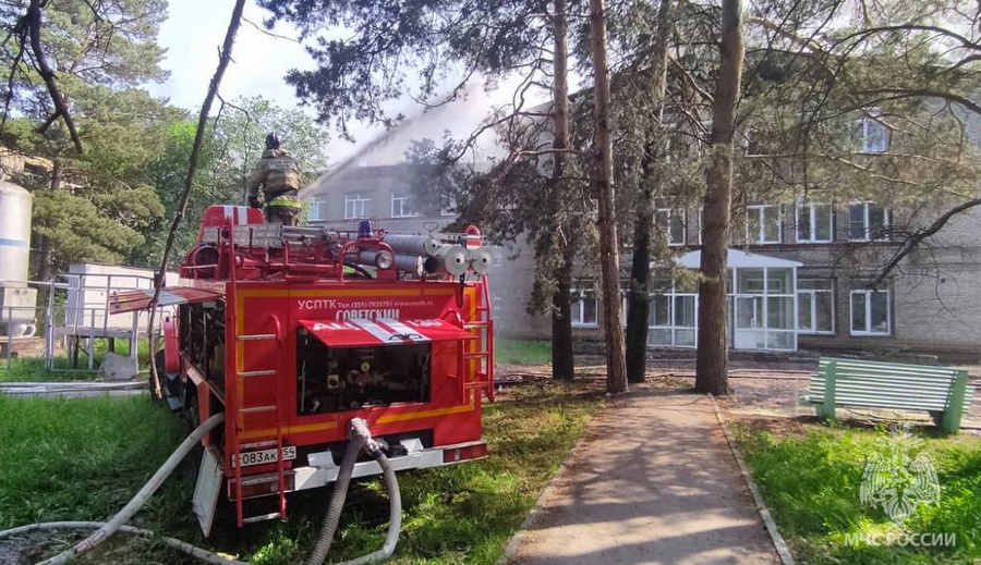 Тушение пожара в новосибирской больнице. Фото © t.me / ГУ МЧС России по Новосибирской области