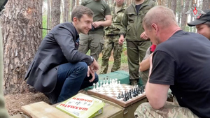 Карякин сыграл в шахматы с бойцами в зоне СВО