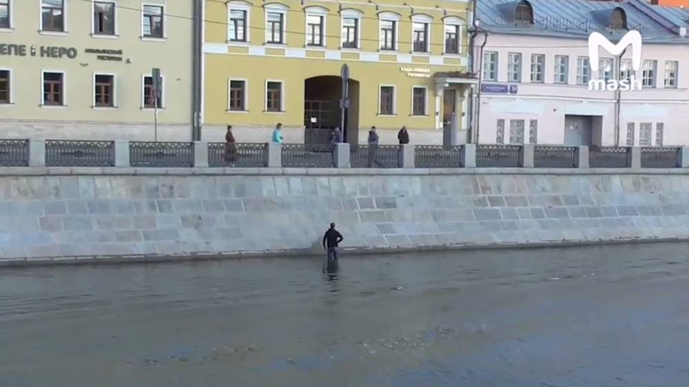 В центре Москвы парень прыгнул в канал за телефоном девушки