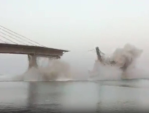 В Индии огромный мост рухнул в воду под радостные крики очевидцев