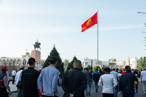 Как работают люди в масках: Кто стоит за госпереворотом в Киргизии