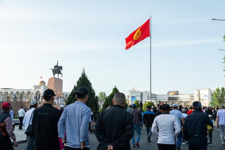 Люди на площади в Бишкеке. Обложка © Shutterstock