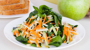 Диетолог посоветовала салат, который чистит кишечник "как щётка"