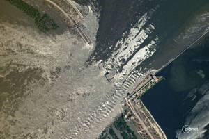 Опубликованы спутниковые снимки Каховской ГЭС до и после подрыва