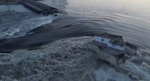 В Сети появилось видео разрушений на Каховской ГЭС после ночных обстрелов
