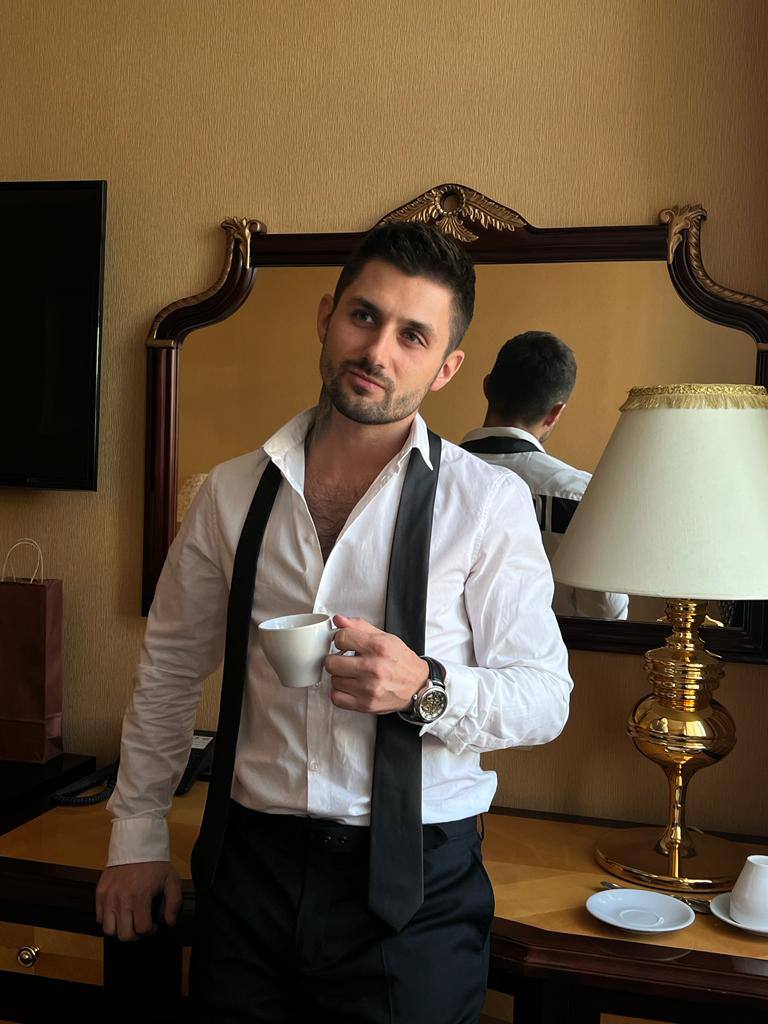 <p>По сути, сквирт — это мочеиспускание, но не привычной нам переработанной мочи, а первичной мочи без цвета и запаха с выделениями из желёз Скина. Железы Скина расположены в стенках влагалища недалеко от точки G. Даже полностью опорожнённый перед половым актом мочевой пузырь при правильной стимуляции моментально заполняется и начнётся извержение.</p>