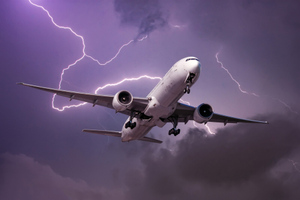 Россиянам объяснили, стоит ли пассажирам самолёта опасаться удара молнии