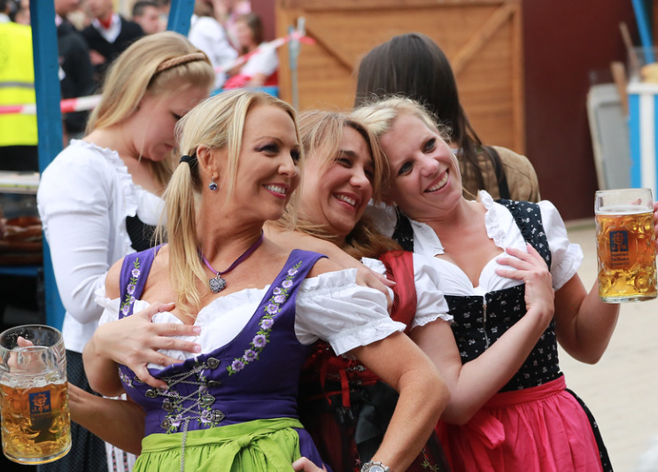 Визитная карточка Октоберфеста — официантки, одетые в традиционные баварские наряды, которые называются "дирндль". Фото © flickr.com