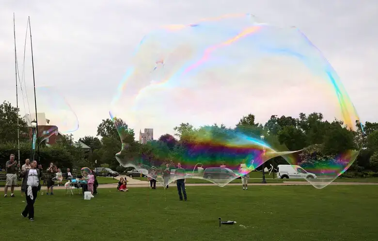 В Книгу рекордов Гиннесса внесён мыльный пузырь объёмом 96,27 кубометра. В него поместился бы автомобиль. Фото © Guinnessworldrecords.com