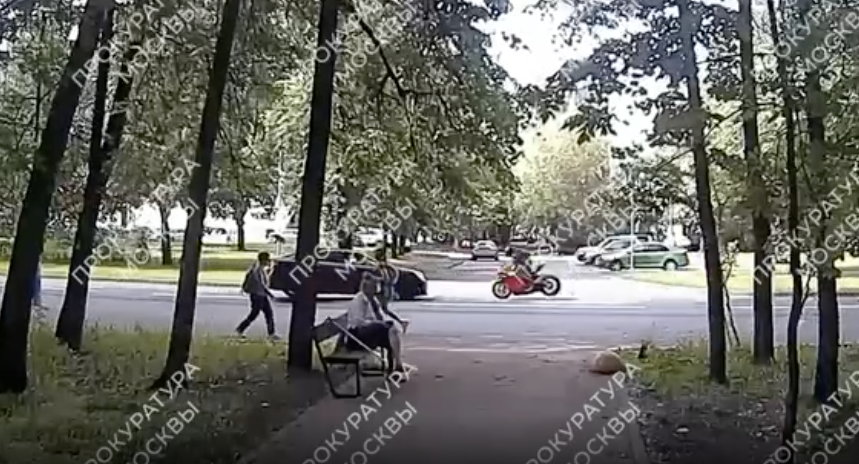 В Москве подросток без прав сел за руль иномарки и чуть не убил мотоциклиста