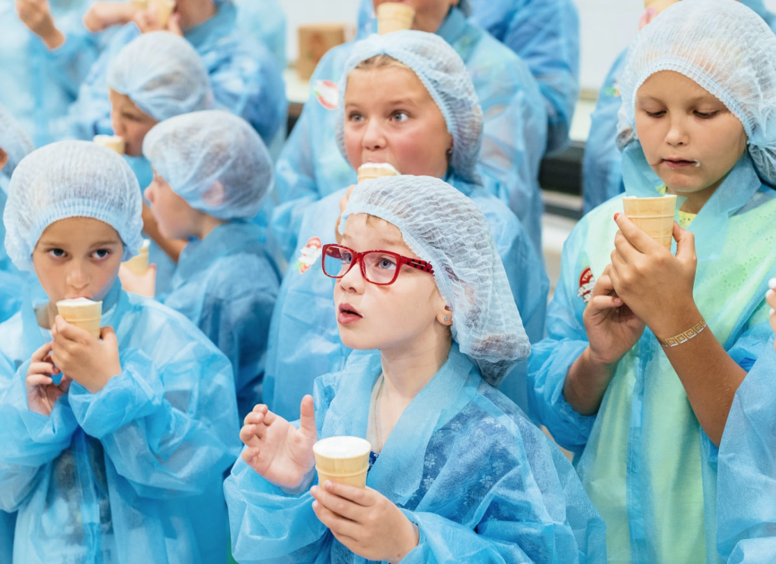 Юные гости экскурсии на фабрику мороженого "Чистая линия". Фото © Icecream-chl.ru 