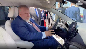 Кубинский премьер сел за руль Lada на выставке в Сочи