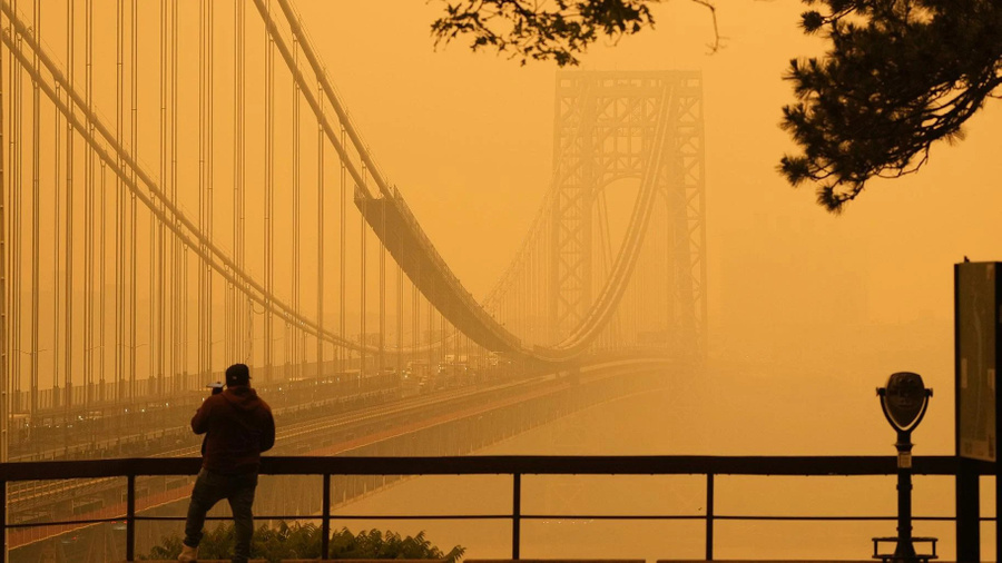 Нью-Йорк накрыл густой смог от лесных пожаров. Обложка © Twitter / YaaaaaaHeyyyy