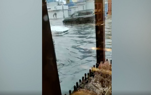 Как в аквариуме: Жители Владивостока показали улицы затопленного ливнем города
