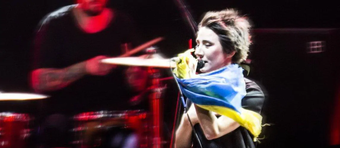 Земфира открыто выступает против СВО, критикует Россию и поёт на концертах с украинским флагом. Фото © politnavigator.net 