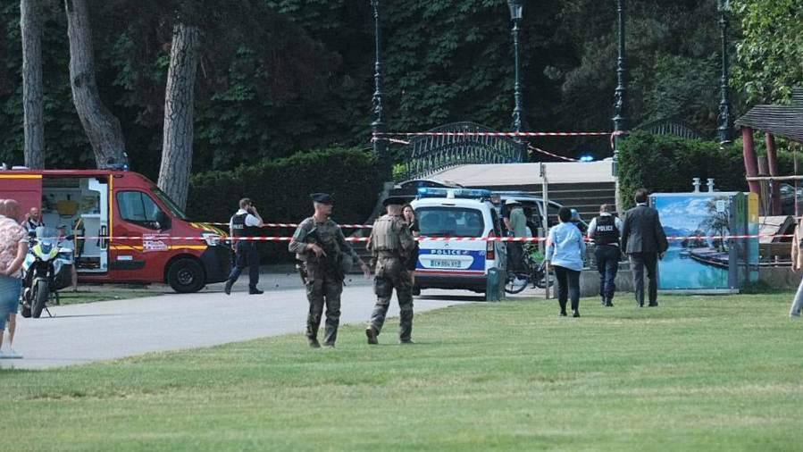 Неизвестный с ножом порезал шестерых маленьких детей во Франции