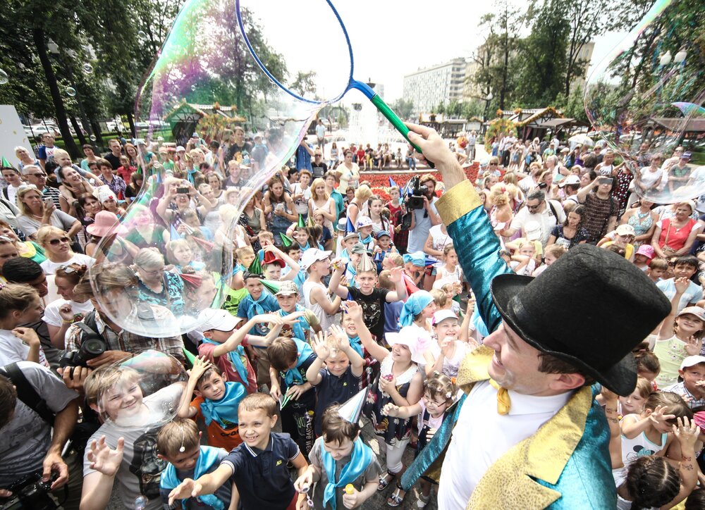 9 июня 2023 года отмечается День мыльных пузырей. Фото © Агентство "Москва" / Сергей Ведяшкин