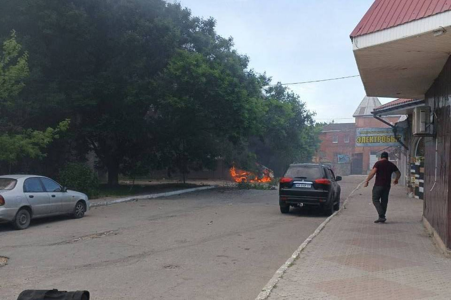 Место взрыва автомобиля в Бердянске. Фото © t.me / OstashkoNews