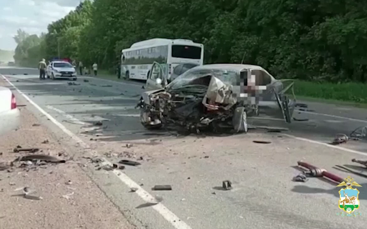 Три автомобиля и автобус попали в ДТП в Башкирии, погибли два человека