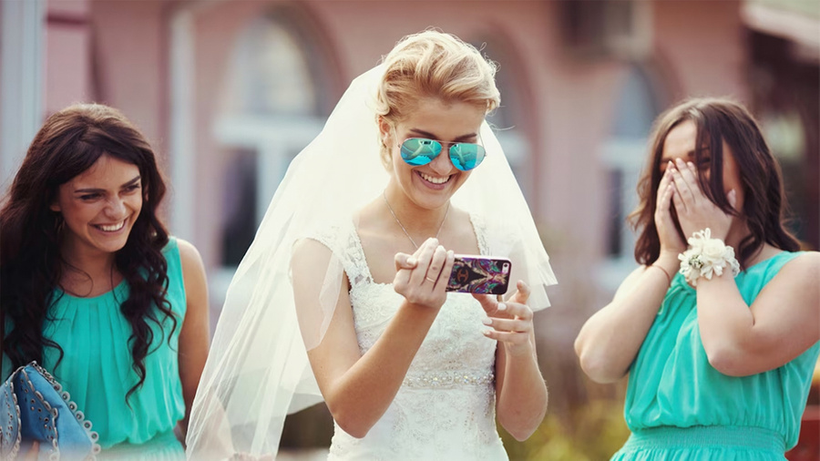<p>Поздравления на свадьбу от нейросети. Обложка © Shutterstock</p>