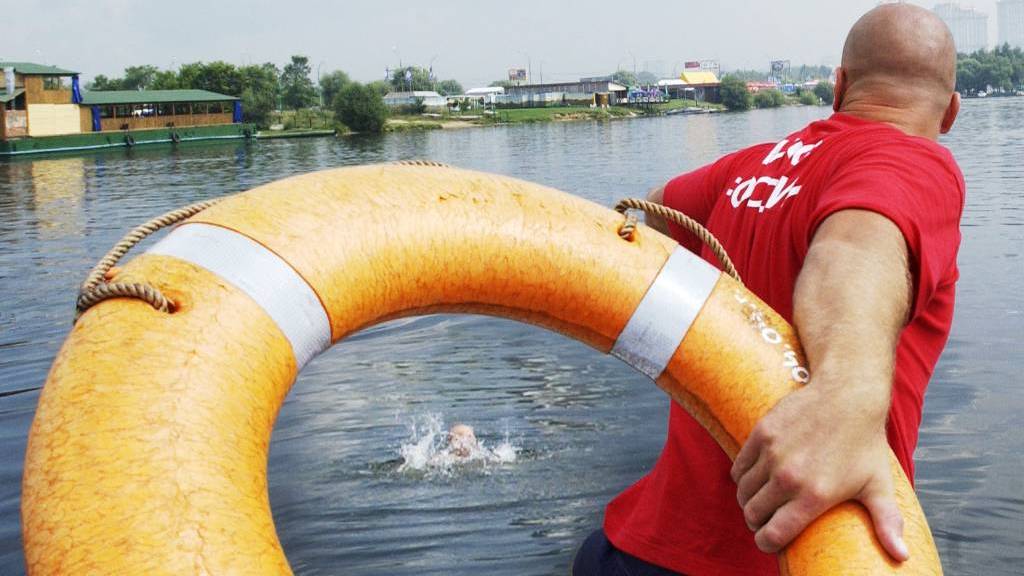 В Москве очевидцы достали из реки тонущего ребёнка