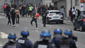 Неизвестный ранил семь полицейских из ружья во время беспорядков в Лионе