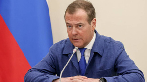 Медведев призвал Макрона встать на сторону Франции
