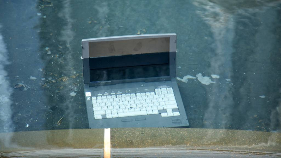 Не включайте намокший ноутбук, пока он не полностью высохнет. Фото © Shutterstock