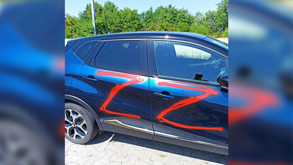 Машины с украинскими номерами, на которые нанесли буквы Z. Фото © Twitter / Tanja Maier