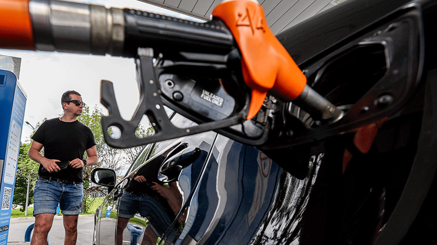 На АЗС растут цены на бензин. Обложка © ТАСС / Сергей Бобылев