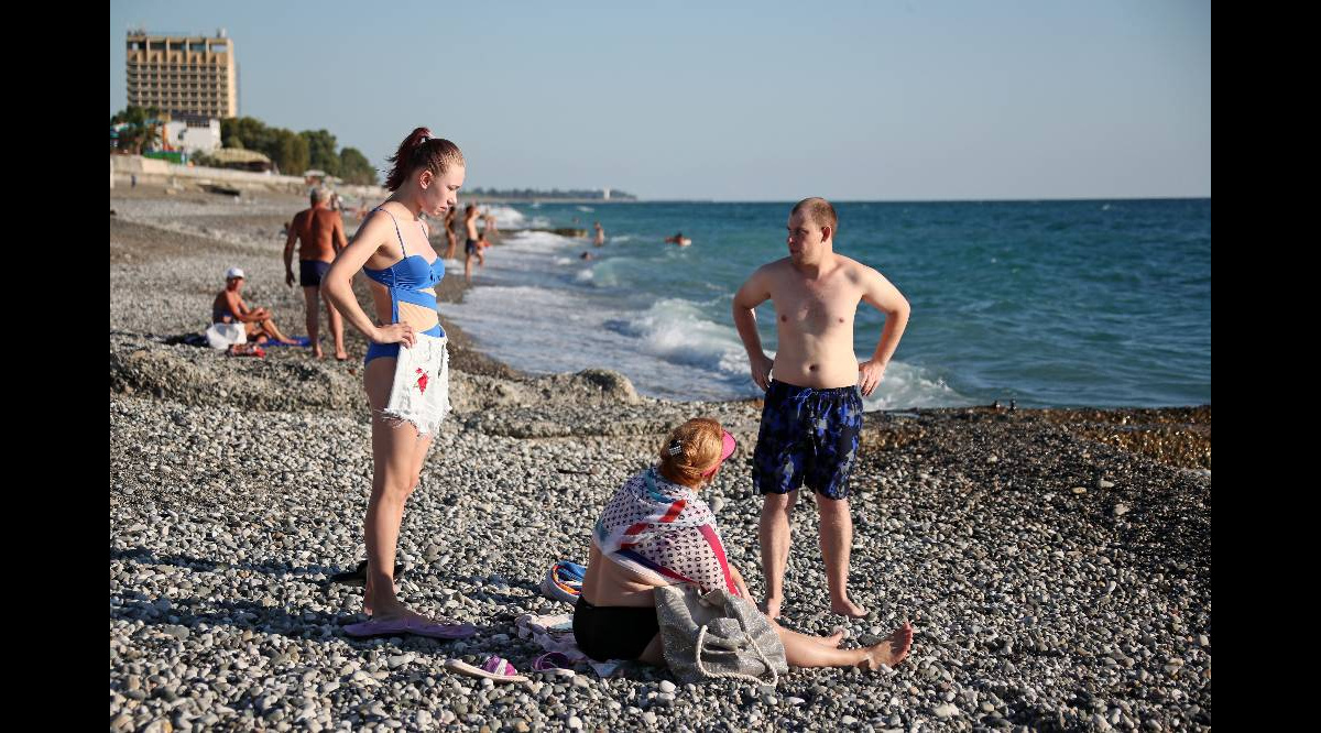 Пляжи абхазии с детьми. Абхазия пляж. Абхазия девушки на пляже. Пляжный туризм в Абхазии.
