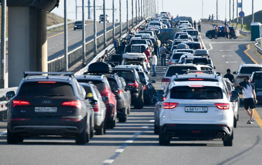 Очередь из автомобилей в сторону Крымского моста 2 июля. Обложка © ТАСС / Роман Соколов