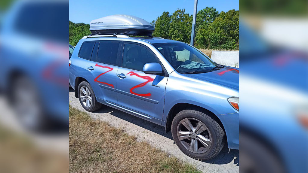 Машины с украинскими номерами, на которые нанесли буквы Z. Фото © Twitter / Tanja Maier