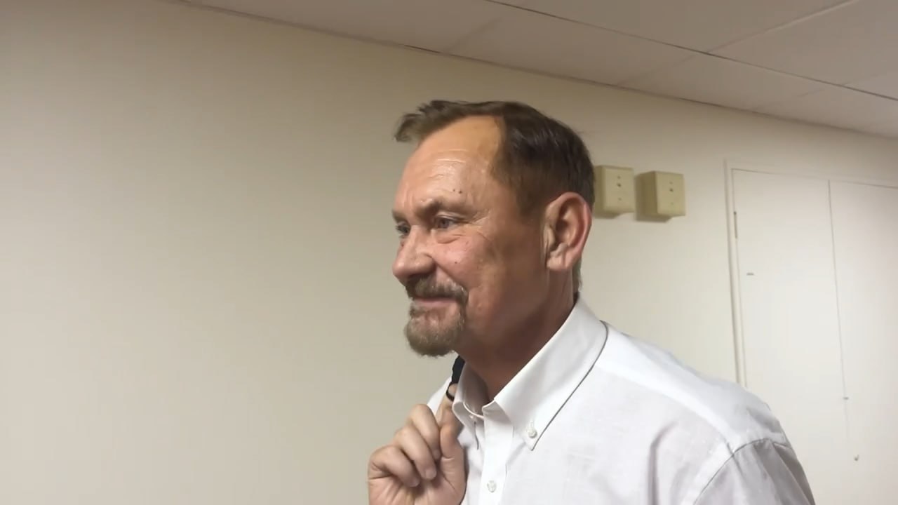 Депутат Булавинов не стал отвечать на вопросы Лайфа об избиении экс-супруги